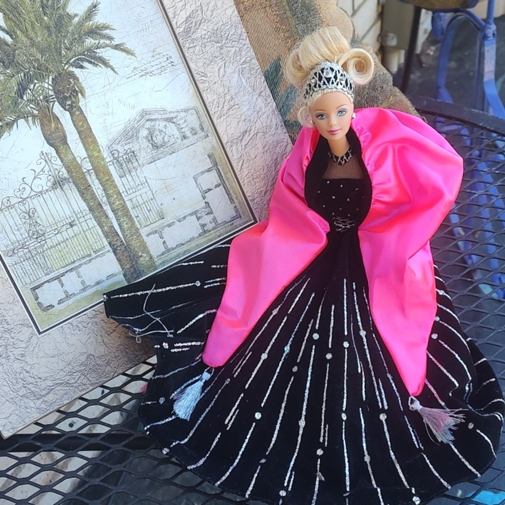Barbie Doll/ 1999 Holiday Barbie, No Box - Picture 2 of 8